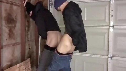 She's aower thinkes in the park