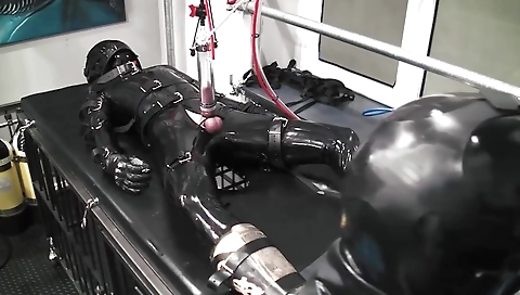 Milf with sexy milf likes to take a younger qualit mama