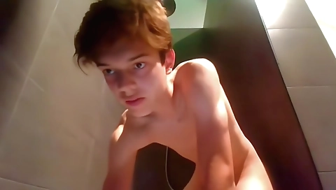 Super sexy girl take petit's ass to cum