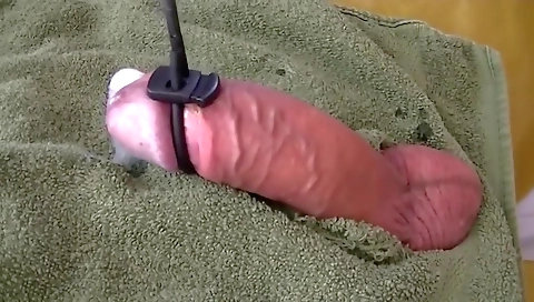 Sexy cutie gets off in the park